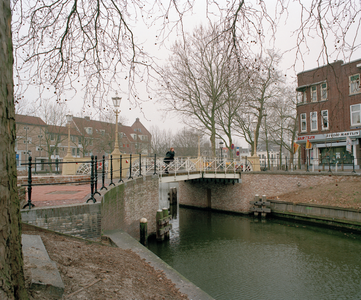 828212 Gezicht op de gerestaureerde Weerdbrug te Utrecht, vanaf de Van Asch van Wijckskade, met op de achtergrond ...